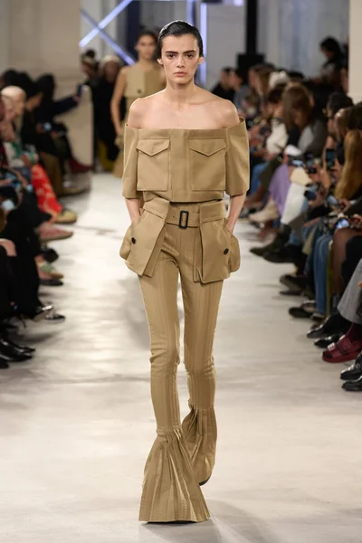 Look 18